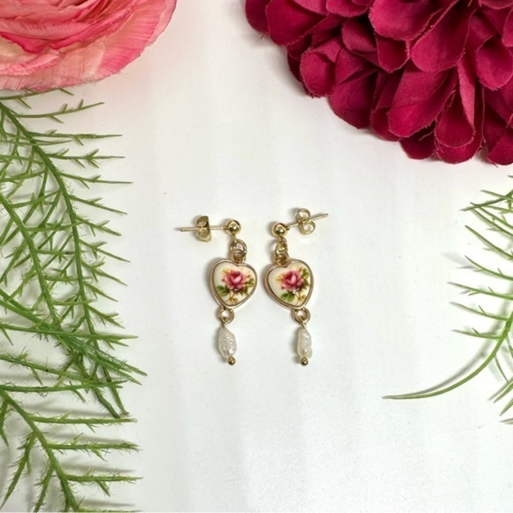 NEW⚜️ Freshwater Pearl Floral Heart Charm Dangly Earrings